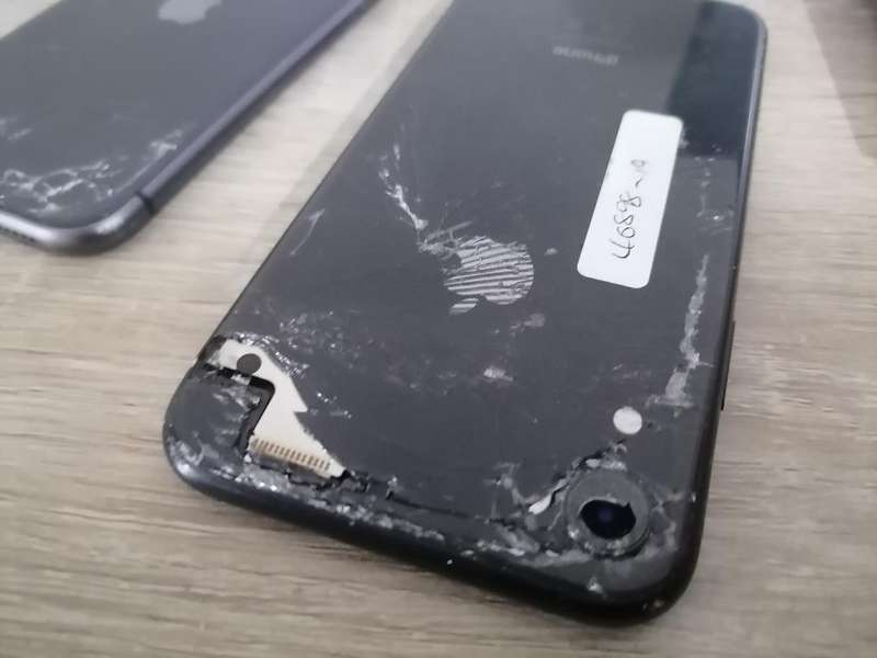 2 x APPLE IPHONES.