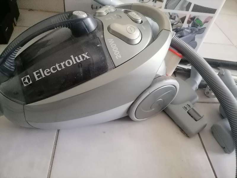 ELECTROLUX CYCLONE ULTRA 2000W IN BOX WITH ACCESSORIES