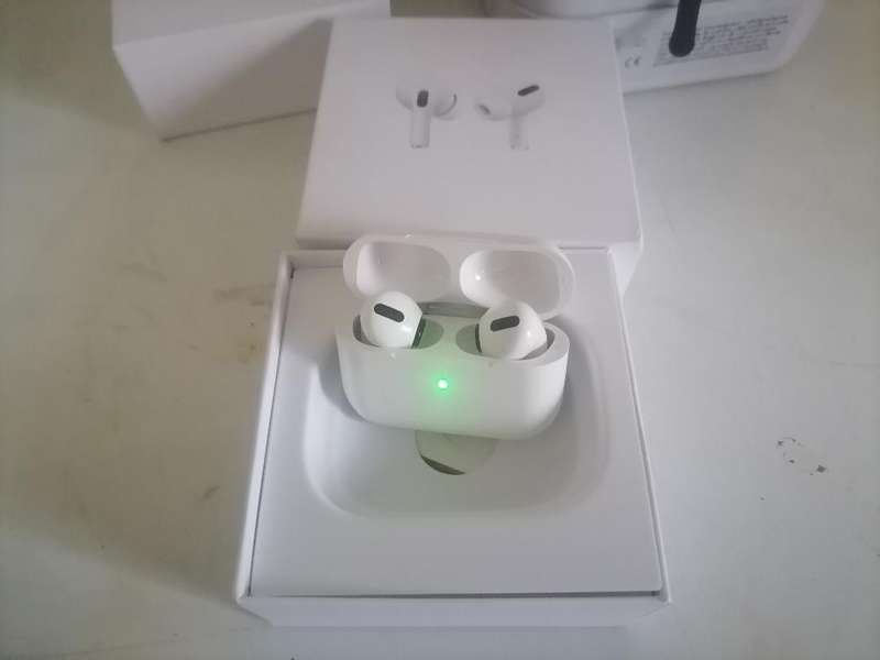 Beats Solo4 Wireless Headphones + 2 x air pods*defective*one bid for the lot*