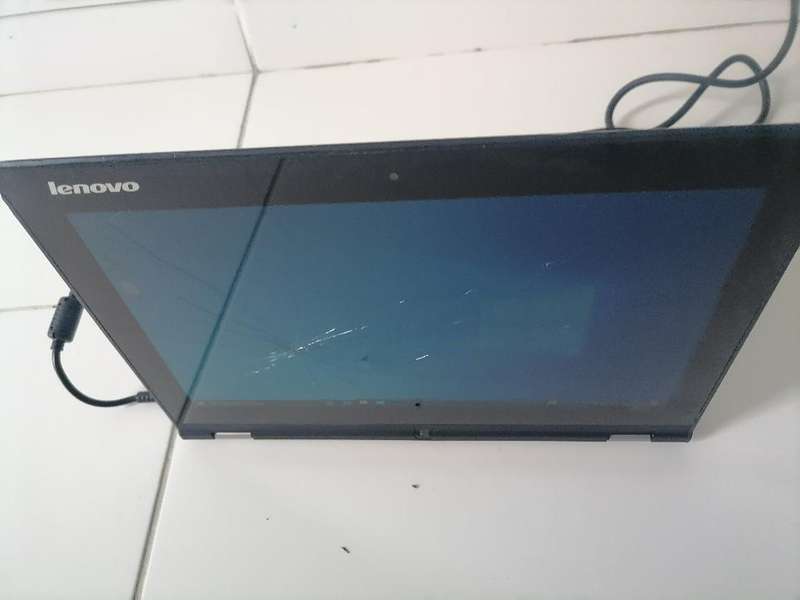 I5 LENOVO YOGA 2 11 LAPTOP/TABLET. WORKING CRACK ON GLASS*SOLD AS IS**