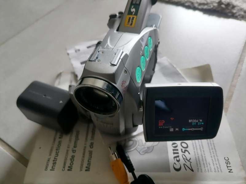 Canon ZR50 MC - Camcorder - 460 KP - 22x Optical Zoom - Mini DV - Metallic Silver