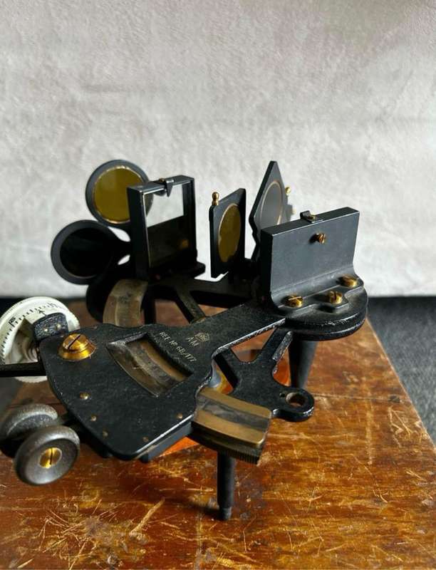 A QUALITY 1940s MAHOGANY CASED SEXTANT. HEATH & Co. NEW ELTHAM, LONDON