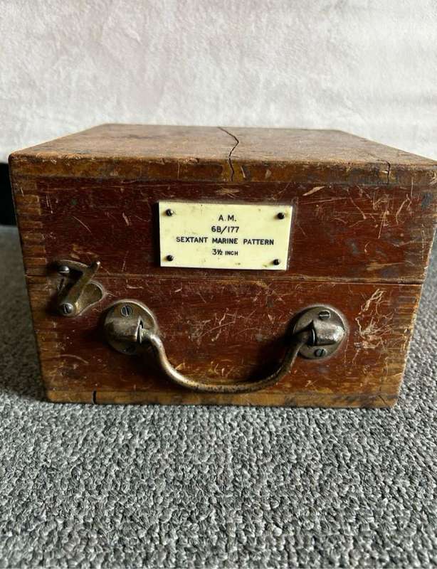 A QUALITY 1940s MAHOGANY CASED SEXTANT. HEATH & Co. NEW ELTHAM, LONDON