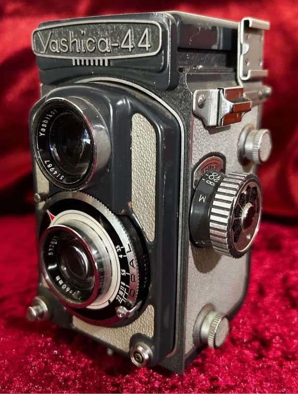 YASHICA 44 TLR Film Camera grey Yashikor 60mm f/3.5 Lens Japan