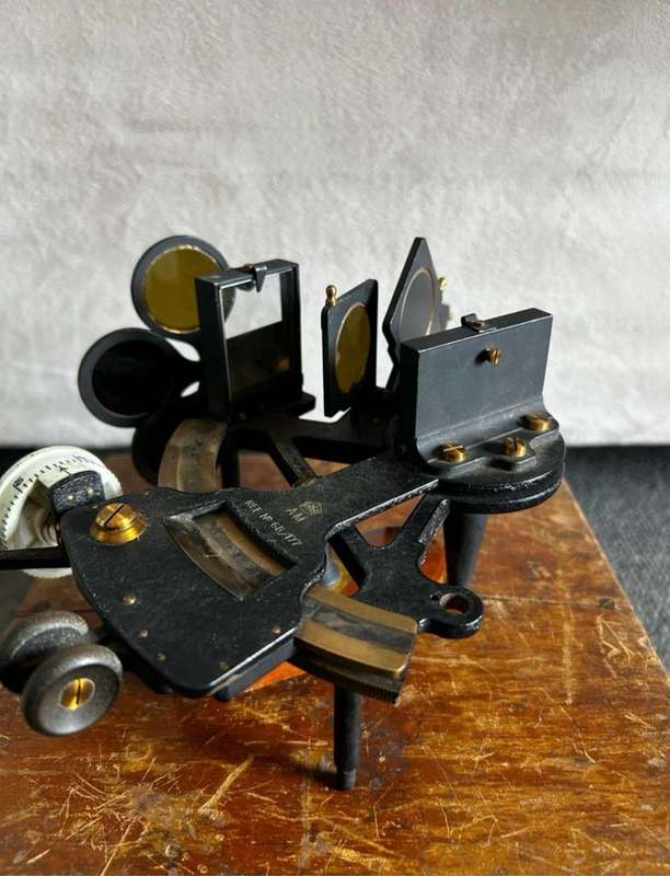 A QUALITY 1940s MAHOGANY CASED SEXTANT. HEATH & Co. NEW ELTHAM, LONDON