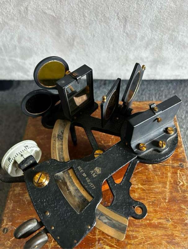A QUALITY 1940s MAHOGANY CASED SEXTANT. HEATH & Co. NEW ELTHAM, LONDON