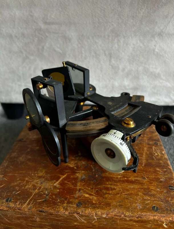 A QUALITY 1940s MAHOGANY CASED SEXTANT. HEATH & Co. NEW ELTHAM, LONDON