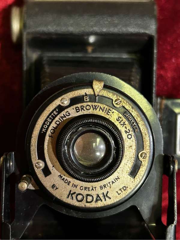 KODAK BROWNIE FOLDING CAMERA FILM SIX-20 MADE IN GREAT BRITAIN VINTAGE