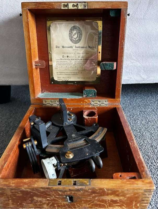 A QUALITY 1940s MAHOGANY CASED SEXTANT. HEATH & Co. NEW ELTHAM, LONDON