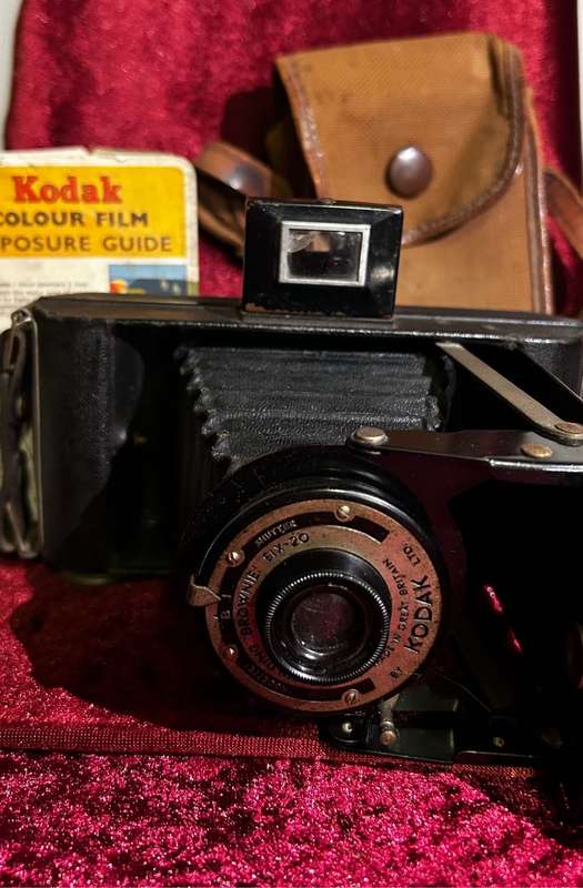KODAK BROWNIE FOLDING CAMERA FILM SIX-20 MADE IN GREAT BRITAIN VINTAGE
