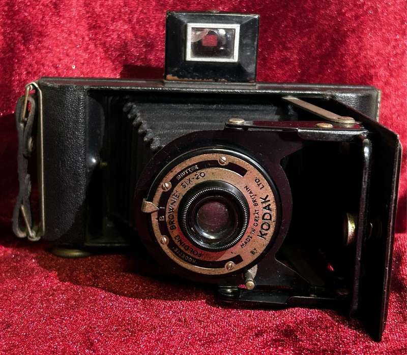 KODAK BROWNIE FOLDING CAMERA FILM SIX-20 MADE IN GREAT BRITAIN VINTAGE