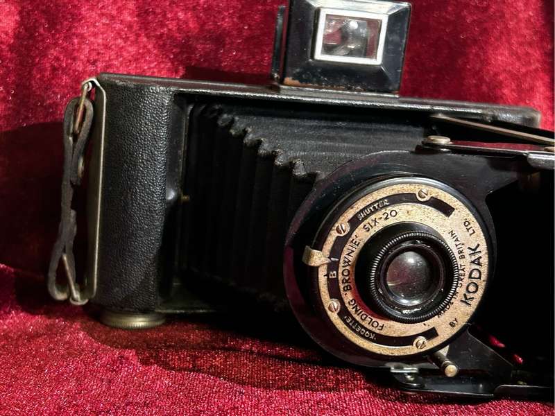 KODAK BROWNIE FOLDING CAMERA FILM SIX-20 MADE IN GREAT BRITAIN VINTAGE