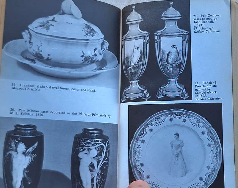 The Connoisseur's Concise Encyclopaedia of Antiques Vol II by Dennis Thomas Paperback