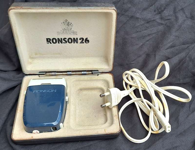 Vintage Ronson 26 Electric Shaver In original box with cable