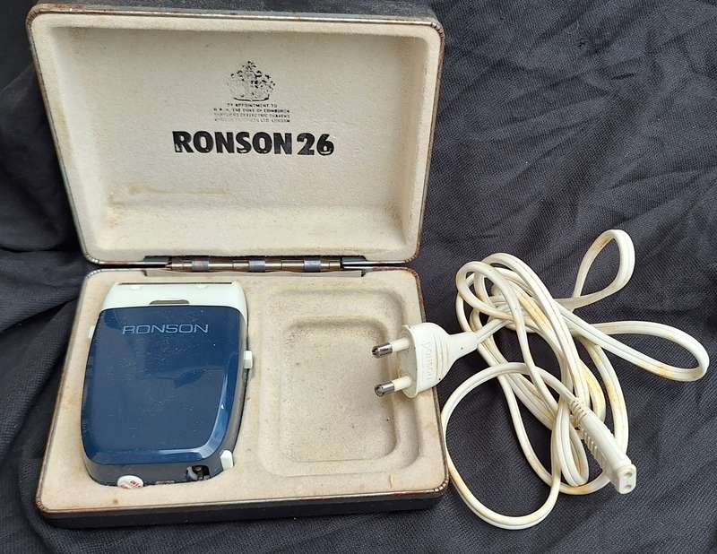 Vintage Ronson 26 Electric Shaver In original box with cable