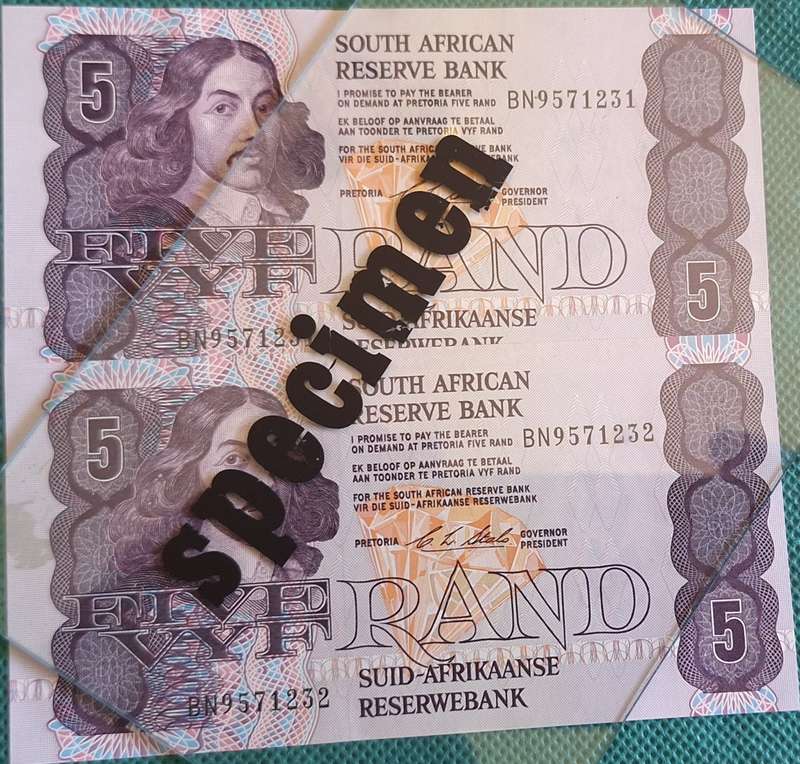South African Reserve Bank 2 x R5 BN9571231-32
