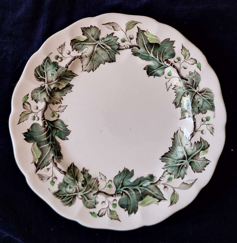 Johnson Brothers Vintage Cream (Green Ivy & Berries) Plate with Wall Hanging Hook