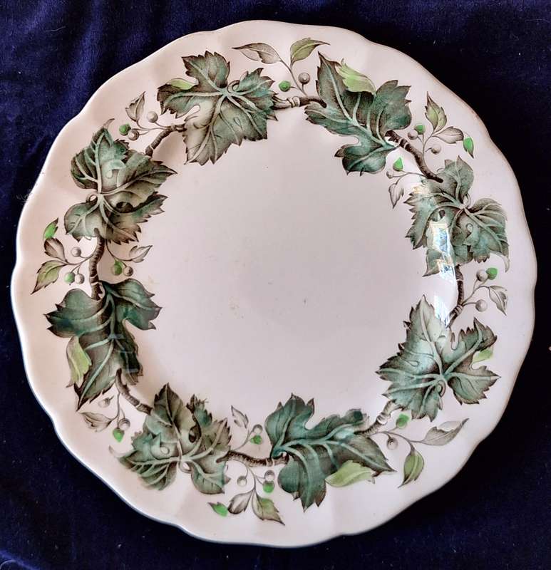 Johnson Brothers Vintage Cream (Green Ivy & Berries) Plate with Wall Hanging Hook