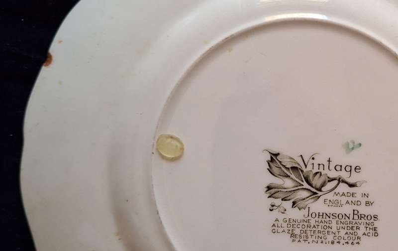 Johnson Brothers Vintage Cream (Green Ivy & Berries) Plate with Wall Hanging Hook