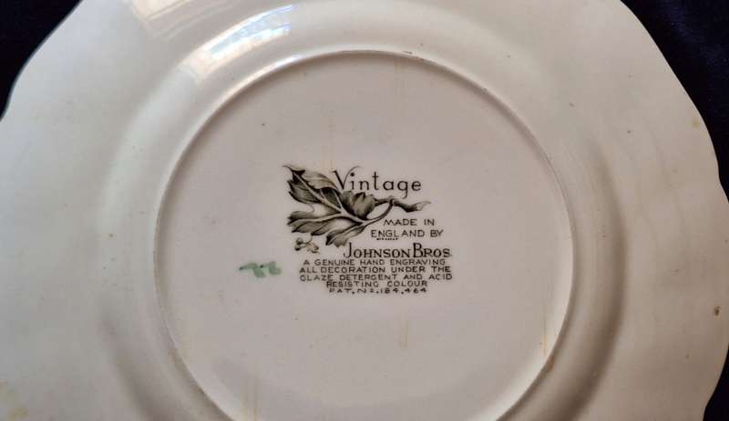 Johnson Brothers Vintage Cream (Green Ivy & Berries) Plate