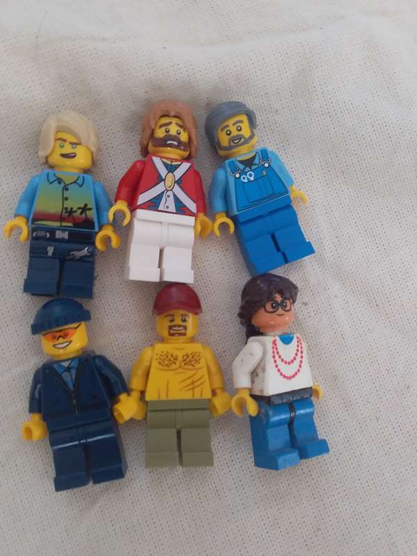 6 Lego Minifigures