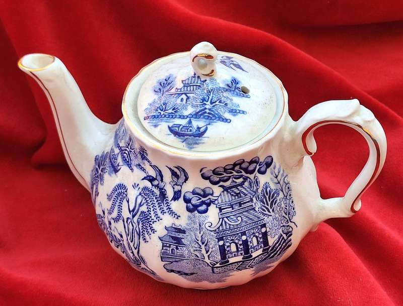 Vintage Sadler Blue Willow Teapot (2 cup). England Blue and White