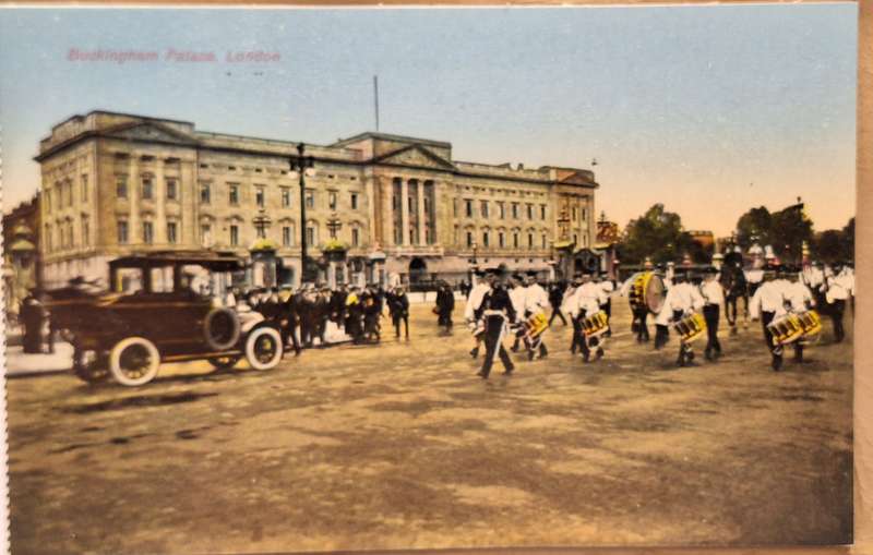 Vintage British Souvenir Post Card Booklet with 7 London Post cards
