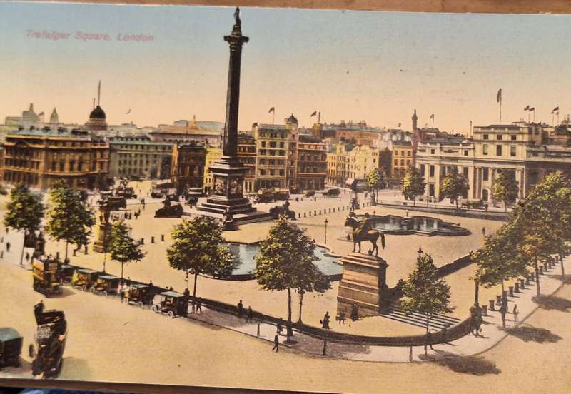Vintage British Souvenir Post Card Booklet with 7 London Post cards