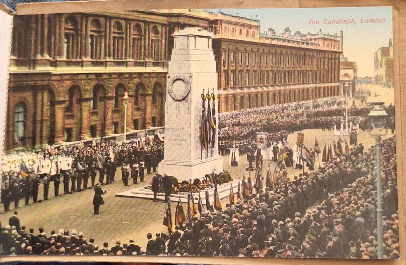 Vintage British Souvenir Post Card Booklet with 7 London Post cards