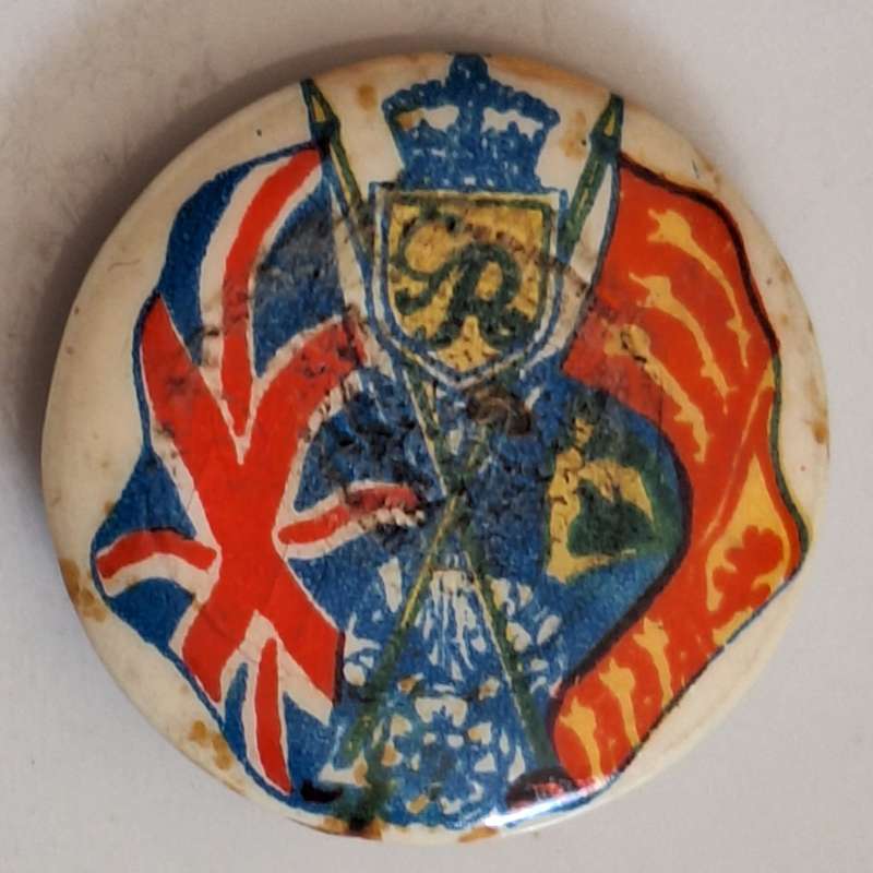Tin button Royalty Badge UK Flag and UK Royal Standard G.R.