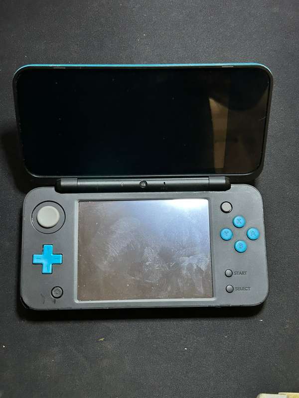Nintendo 2DS XL - Black & Turquoise *Not Working*