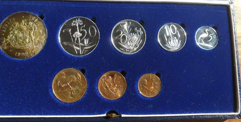 1982 SHORT PROOF SET IN SAM BLUE BOX. BROWN TONE TO SILVER R1