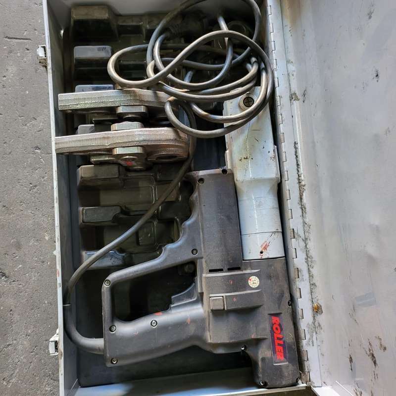 Roller pipe crimping tool with  2 dies