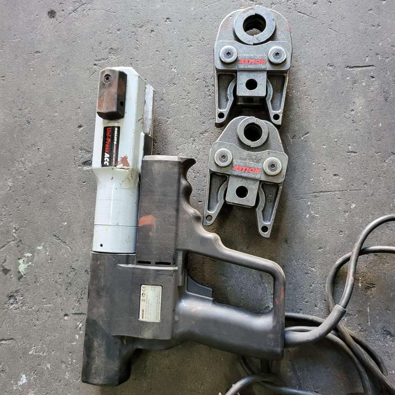 Roller pipe crimping tool with  2 dies