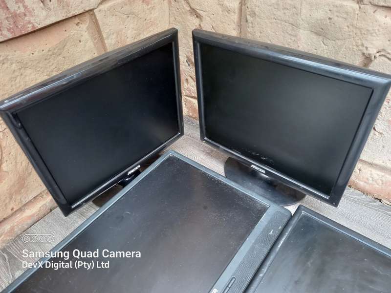 4 x Mecer Monitors Clearance Bundle - 2 x Stands & 1 x Mounting Bracket - Various Sizes - Has Faults