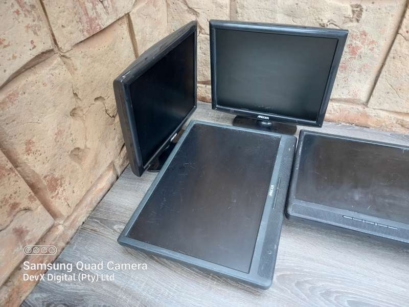 4 x Mecer Monitors Clearance Bundle - 2 x Stands & 1 x Mounting Bracket - Various Sizes - Has Faults