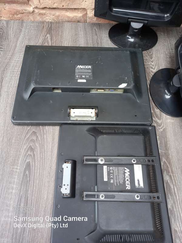 4 x Mecer Monitors Clearance Bundle - 2 x Stands & 1 x Mounting Bracket - Various Sizes - Has Faults