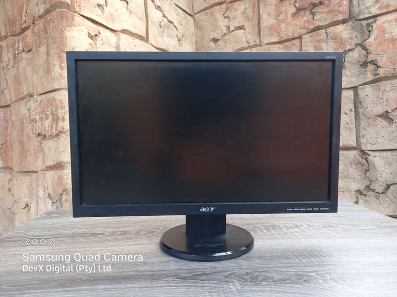 20-inch Acer V203H LCD Monitor - Verified To Power On - Flickering Display (Screen Not Cracked)