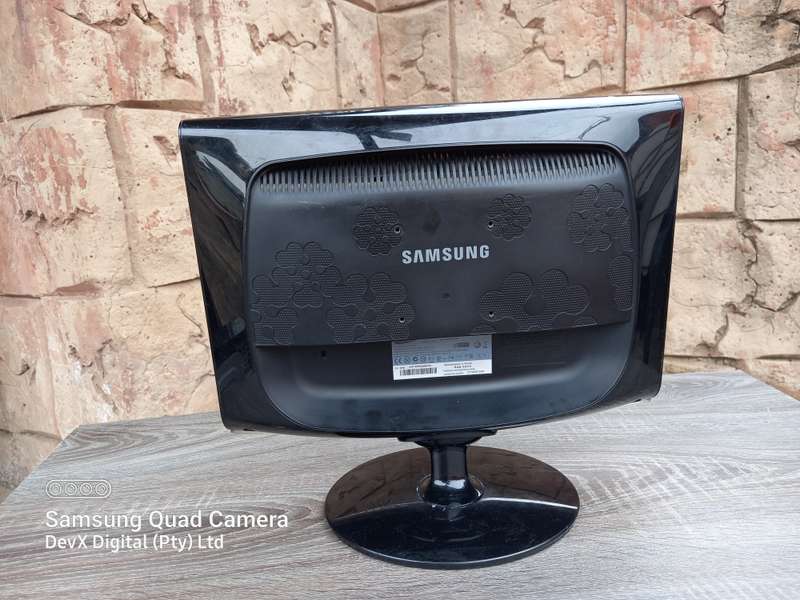 Tested & Working - 17-inch Samsung LCD SyncMaster Monitor Only (733NW) - Res: 1440 x 900 - VGA Port