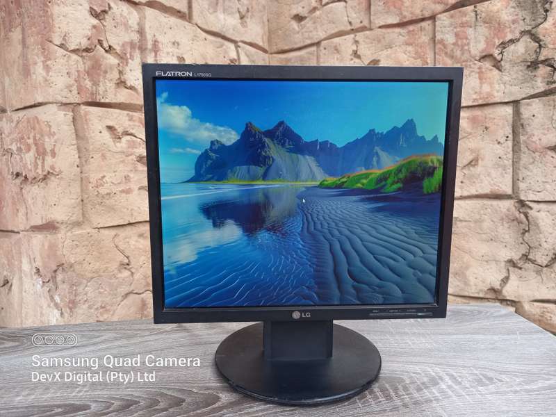 Tested & Working - 17-inch LG Flatron LCD Monitor Only (L1750SQ) - Res: 1280 x 1024 - VGA Port