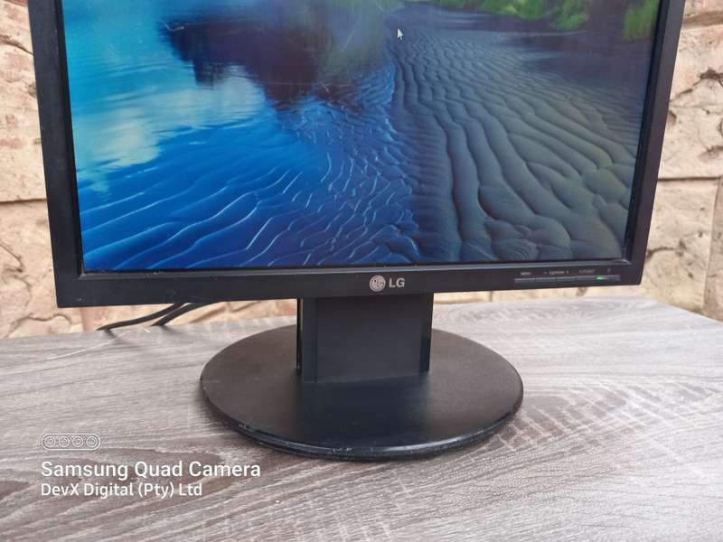 Tested & Working - 17-inch LG Flatron LCD Monitor Only (L1750SQ) - Res: 1280 x 1024 - VGA Port