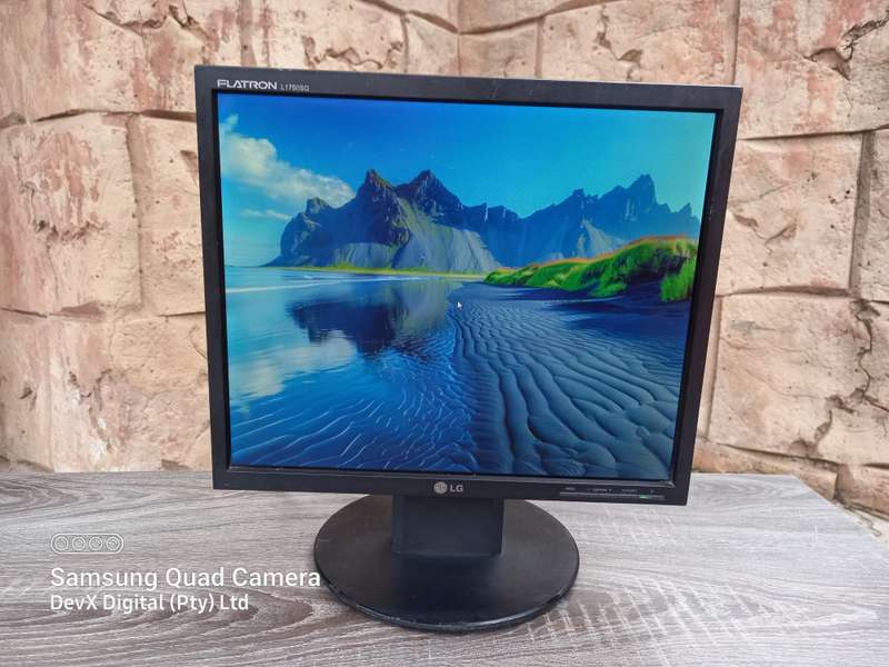Tested & Working - 17-inch LG Flatron LCD Monitor Only (L1750SQ) - Res: 1280 x 1024 - VGA Port
