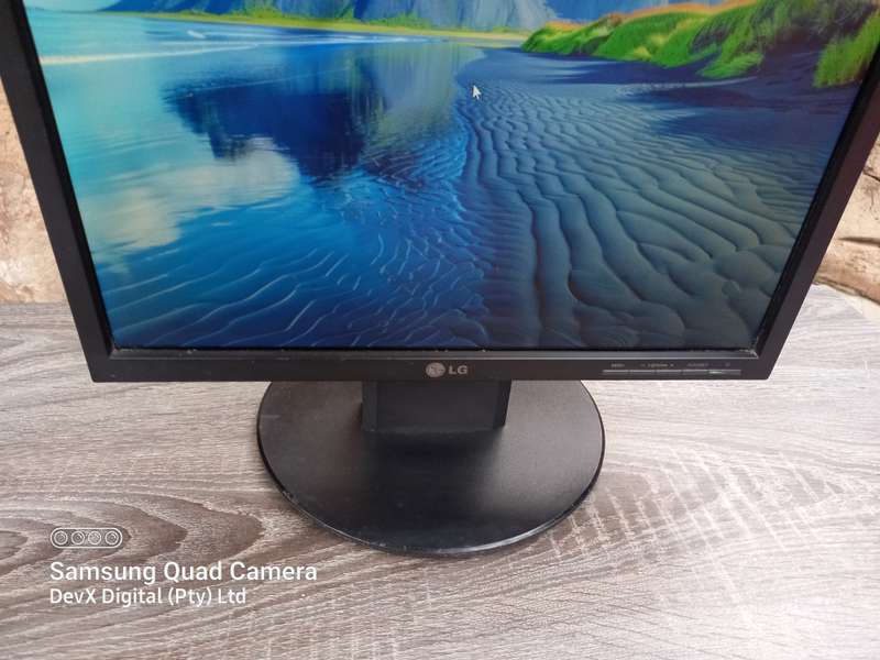 Tested & Working - 17-inch LG Flatron LCD Monitor Only (L1750SQ) - Res: 1280 x 1024 - VGA Port