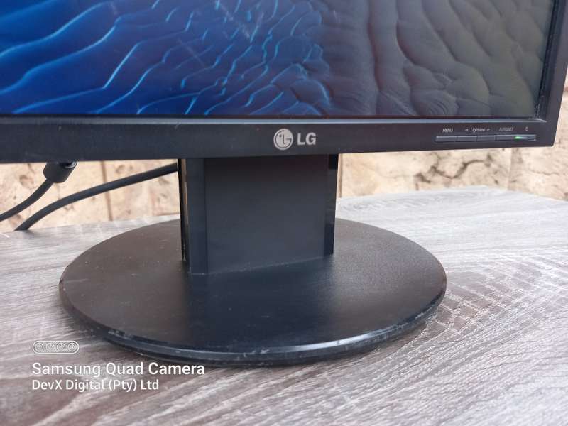 Tested & Working - 17-inch LG Flatron LCD Monitor Only (L1750SQ) - Res: 1280 x 1024 - VGA Port