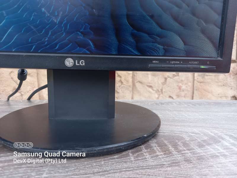 Tested & Working - 17-inch LG Flatron LCD Monitor Only (L1750SQ) - Res: 1280 x 1024 - VGA Port