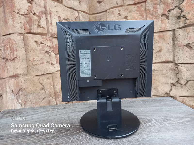 Tested & Working - 17-inch LG Flatron LCD Monitor Only (L1750SQ) - Res: 1280 x 1024 - VGA Port