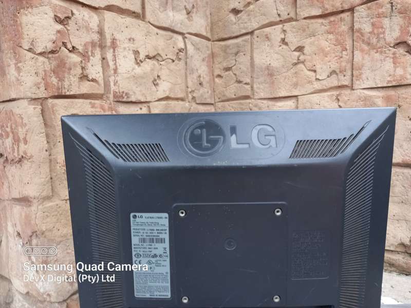 Tested & Working - 17-inch LG Flatron LCD Monitor Only (L1750SQ) - Res: 1280 x 1024 - VGA Port