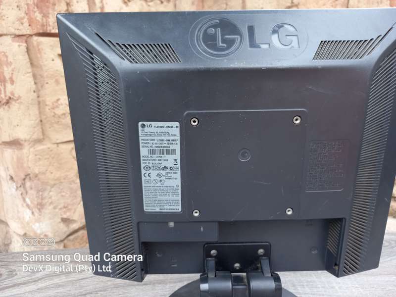 Tested & Working - 17-inch LG Flatron LCD Monitor Only (L1750SQ) - Res: 1280 x 1024 - VGA Port