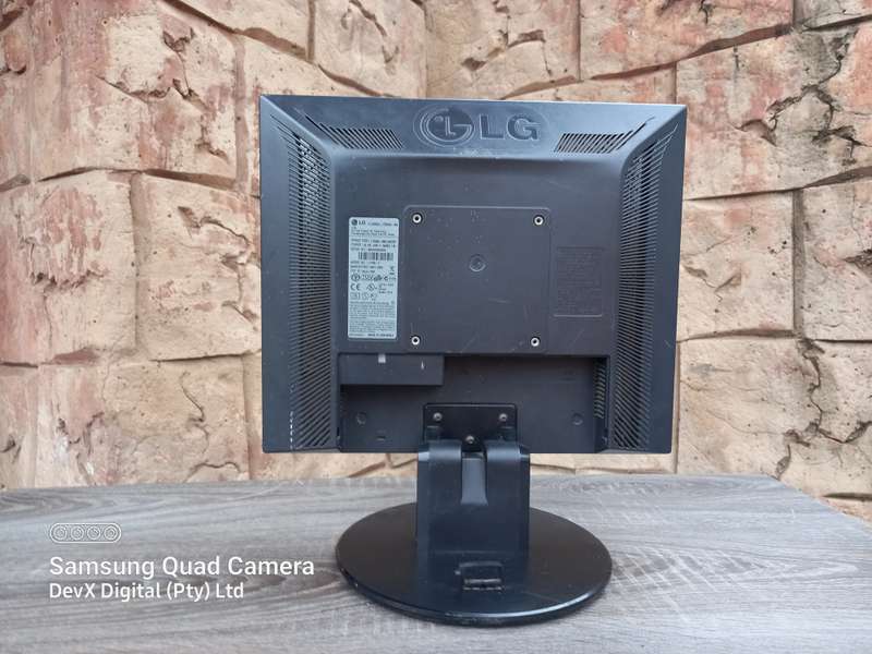 Tested & Working - 17-inch LG Flatron LCD Monitor Only (L1750SQ) - Res: 1280 x 1024 - VGA Port