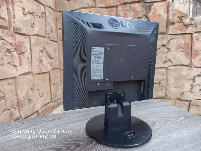Tested & Working - 17-inch LG Flatron LCD Monitor Only (L1750SQ) - Res: 1280 x 1024 - VGA Port